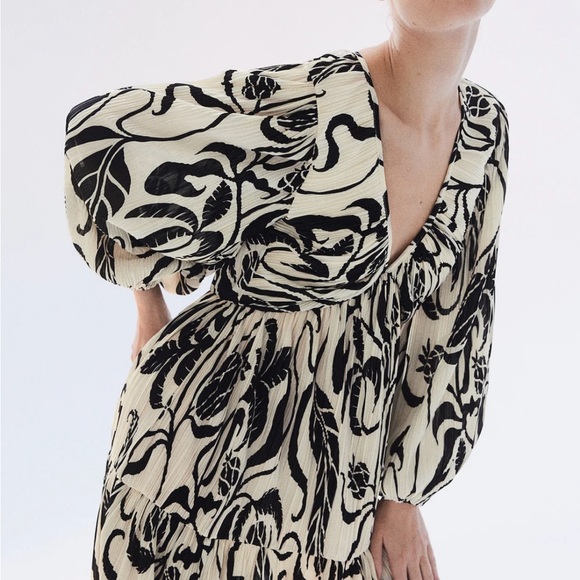 H&M Plisse Dress - balloon sleeve v-neck - Picture 2 of 7